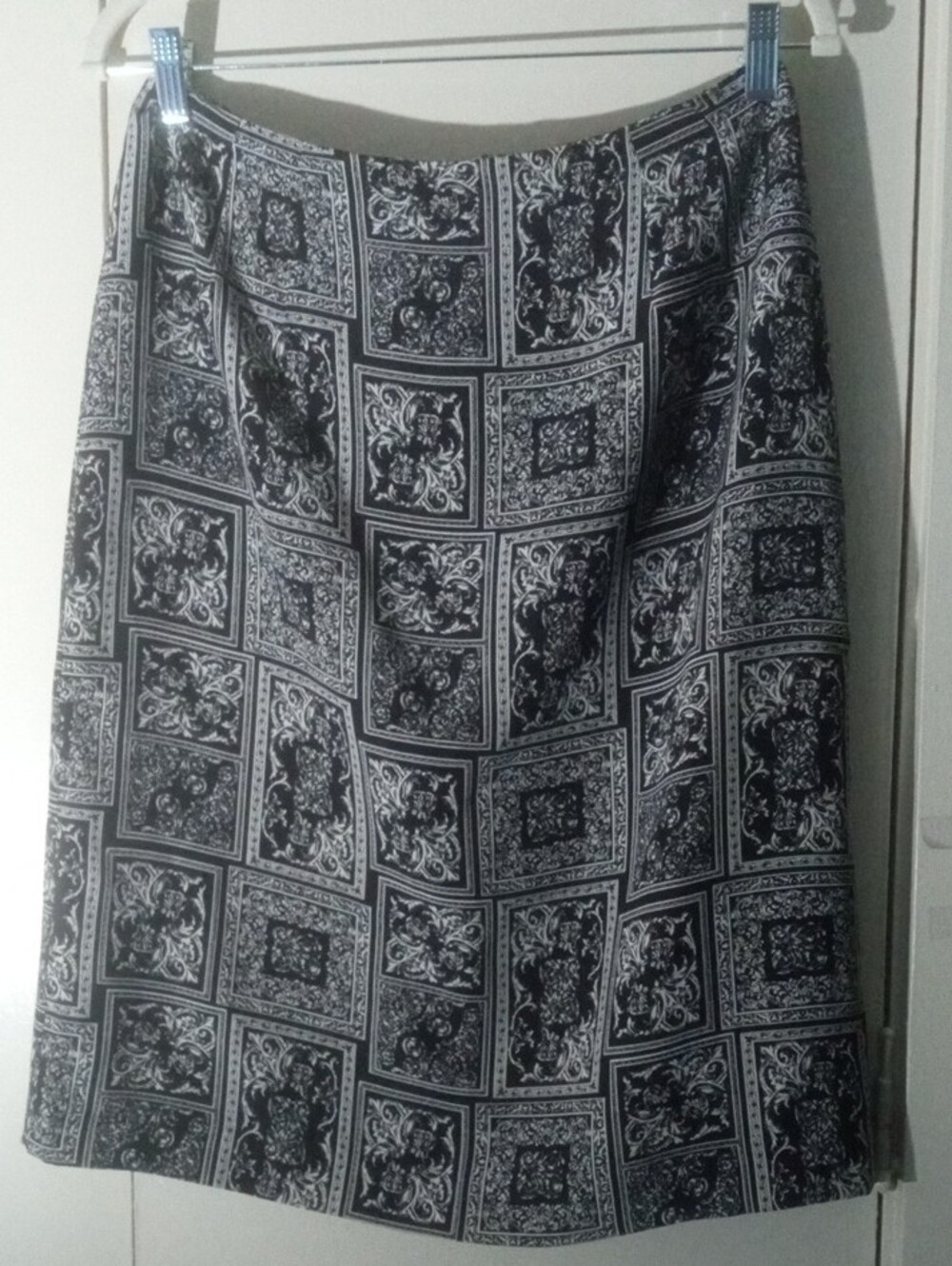 Talbots Pure Silk Paisley Isola Print Skirt - Size 8 Black & White